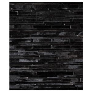 Pu&ograve; includere: Primo piano di un muro con una superficie scura e strutturata. Il muro &egrave; costruito con pezzi rettangolari orizzontali in varie tonalit&agrave; di nero. I pezzi sono disposti in un motivo sfalsato, creando un design visivamente interessante e moderno.