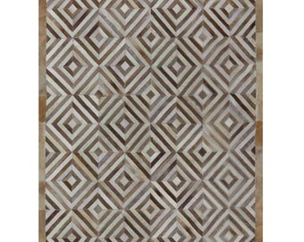 Patchwork-Rindslederteppich. Diamond White und Beige entworfen von Shine Rugs.
