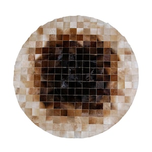 Tapete redondo de couro bovino patchwork: quadrados bege marrom ombré