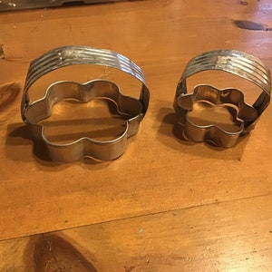 Flower COOKIE CUTTERS, vintage, ships from Canada