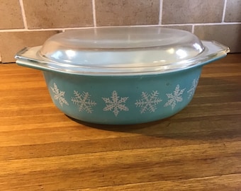 Turquois snowflake PYREX 043 oval casserole dish with lid, vintage, ships from Canada
