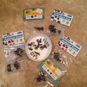 Vintage craft eyes, plastic animal eyes, stuffed animal eyes, ships from Canada