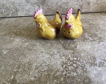 Yellow chickens salt and pepper set, vintage, ships from Canada