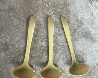 tupperware condiment spoons, set of 3, ships from Canada