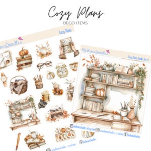 Op de afbeelding: Een set digitale stickers met illustraties van knusse herfstthema-items, waaronder een boekenkast, een kat in een mand, een typemachine, een kopje koffie en een klok. De stickers zijn ontworpen voor gebruik in digitale planners en dagboeken.