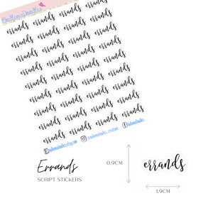 Op de afbeelding: Een vel met 30 "errands" stickers in schrijfletterstijl, elk meet 0,9 cm bij 1,9 cm. De stickers zijn gedrukt op wit papier met zwarte inkt.
