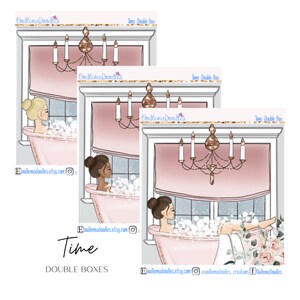 Puede incluir: Tres ilustraciones de mujeres en una bañera con burbujas. Cada ilustración está enmarcada con una ventana rosa y una lámpara de araña dorada. El texto "Time Double Boxes" está en la parte inferior de la imagen.