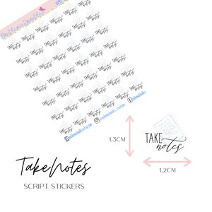 Puede incluir: Una hoja de pegatinas de estilo de escritura "Take Notes", cada una mide 1,3 cm por 1,2 cm. Las pegatinas son blancas con texto negro y están dispuestas en un patrón triangular.