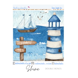 Op de afbeelding: Een aquarel-illustratie van een vuurtoren met blauwe en witte strepen, een zeilboot op de oceaan en een houten bord met de tekst "Strand" en "Zee". De afbeelding heeft een blauw en wit kleurenschema en een speelse stijl.