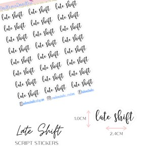 Puede incluir: Una hoja de 24 pegatinas redondas blancas con el texto "late shift" escrito en letra cursiva negra. Las pegatinas tienen un diámetro de 2,5 cm y 6 cm de ancho. El texto "Late Shift Script Stickers" está escrito debajo de las pegatinas.