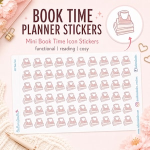 Puede incluir: Una hoja de pegatinas rectangular con filas de pequeñas ilustraciones repetitivas de una taza sobre una pila de libros. El texto en la hoja dice BOOK TIME PLANNER STICKERS, Mini Book Time Icon Stickers, functional, reading, cosy.