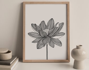 Puede incluir: Dibujo lineal en blanco y negro de una flor de loto en un marco de madera. La ilustración floral presenta un trabajo de línea detallado, destacando los pétalos y el tallo sobre un fondo neutro. Una obra de arte botánico minimalista.