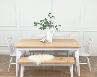 Mesa de comedor Harrow, elegante, moderna y contemporánea, de pino rústico. Tamaño y color personalizables. Conjunto de mesa y banco de comedor a juego.