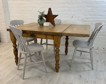 Petite table à manger carrée en bois massif avec rallonge et 4 chaises. Ensemble de salle à manger fait main dans toutes les couleurs et toutes les tailles