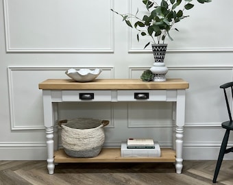 Table console de ferme avec plateau en pin rustique et pieds tournés. Base peinte avec 2 tiroirs et étagère inférieure. Personnalisable.