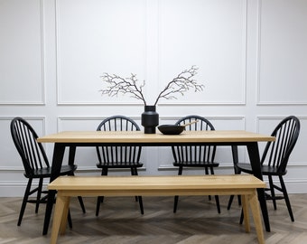 Mesa de comedor Chiswick de roble con patas cónicas de acero y tablero de roble macizo con banco a juego opcional