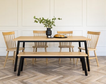 Mesa de comedor Nola con tablero de roble macizo y patas de acero negro. Conjunto de mesa y banco a juego. Medidas y acabados de madera personalizados. Mesa de comedor a medida.