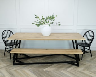 Table à manger rustique en chêne avec base asymétrique en acier noir et banc assorti. Métal industriel avec bois massif. Fait à la main dans n'importe quelle taille