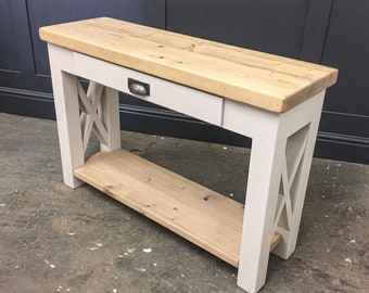 Table console rustique avec tiroir supérieur en bois de pin rustique épais et étagère inférieure. Fait à la main à n’importe quelle taille. Jambes de style croisé. Personnalisable.