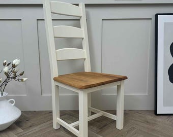 Sillas de comedor rústicas con respaldo de escalera en cualquier color con asientos de madera, se pueden pintar bajo pedido en cualquier color de pintura Farrow & Ball.