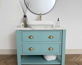 Mueble de baño Chelsea a medida, fabricado a cualquier medida. Cajón con estante inferior y encimera de cuarzo de mármol blanco. Base pintada Farrow & Ball.