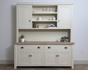 Cómoda galesa grande de estilo Shaker. 2 cajones sobre una base de 2 armarios y una parte superior de 2 armarios y 3 estantes. Tapa de roble envejecido y base pintada de estilo contemporáneo.