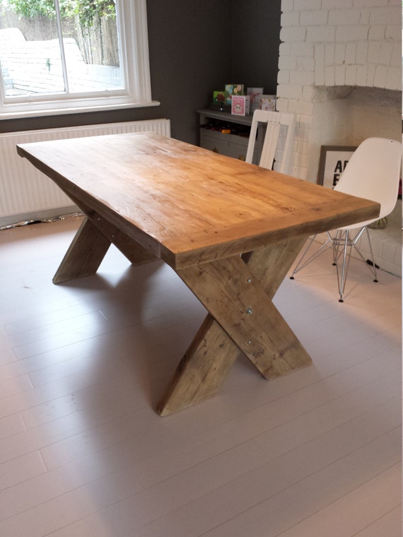 Mesa de comedor rústica de madera maciza de pino con patas en X en cruz.  Mesa de cocina fabricada en cualquier tamaño con madera rústica gruesa. -   México