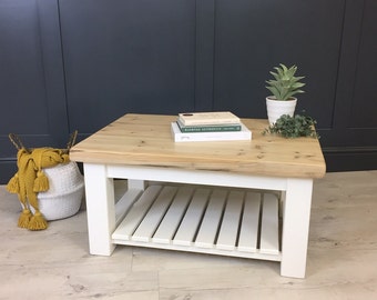 Mesa de centro robusta de estilo rústico con tablero de madera de pino y base pintada Farrow & Ball. Fabricada a medida en cualquier tamaño.