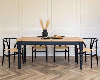 Mesa de comedor con patas de bobina y tablero rústico de pino. Estilo rústico moderno, hecha a mano en cualquier tamaño y color. Incluye banco y silla a juego.