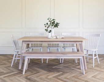 Mesa de comedor Harrow de roble macizo. Elegante y moderna mesa de estilo contemporáneo. Tamaño y acabado de madera personalizables. Fabricada en el Reino Unido.
