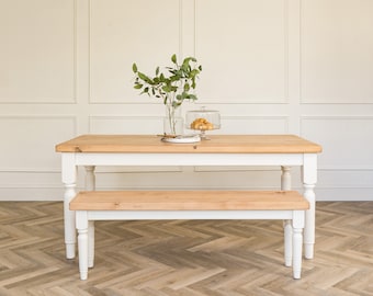 Mesa de comedor nórdica con tablero rústico de pino. Estilo rústico moderno, hecha a mano en cualquier tamaño y color. Incluye banco y silla a juego.