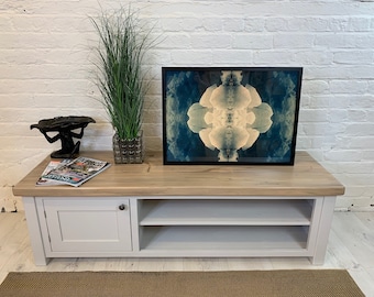 Mueble de TV grande, bajo y ancho, con armario estilo shaker y estantes abiertos. Fabricado a medida en cualquier tamaño, con acabado pintado y tablero rústico grueso.