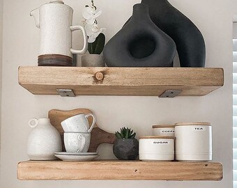Estantes de cocina de madera recuperada, hechos a medida y con soportes industriales en forma de L. Hechos a mano en cualquier tamaño. Estantes de pino rústico personalizados.
