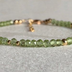 Gold peridot bracelet / Peridot stack bracelet / Peridot jewellery / August birthstone bracelet / Gift for her