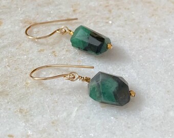 Raw emerald earrings / Gold emerald earrings / May birthstone / Emerald jewellery / Gift for her