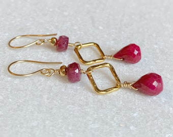 Sierlijke robijnrode oorbellen / Gouden robijnoorbellen / Juli geboortesteen / Ruby sieraden / Cadeau voor haar