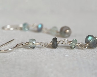 Boucles d'oreilles délicates en labradorite et aigue-marine / Boucles d'oreilles en labradorite argentée / Pendentifs aigue-marine / Pierre de naissance de mars / Cadeau pour elle