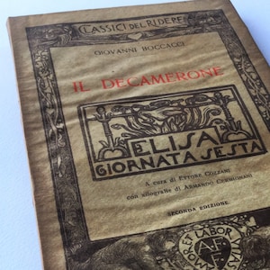 Può includere: Una copertina di libro vintage per "Il Decamerone" di Giovanni Boccaccio, con un'illustrazione in legno inciso di una donna con il testo "Elisa Giornata Sesta" e il nome dell'editore "A.F. Formiggini Editore in Roma".