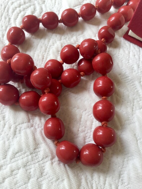 Collier Ancien Années 1950 Avec Perle En Corail Framboise – Longueur 47,5 Cm