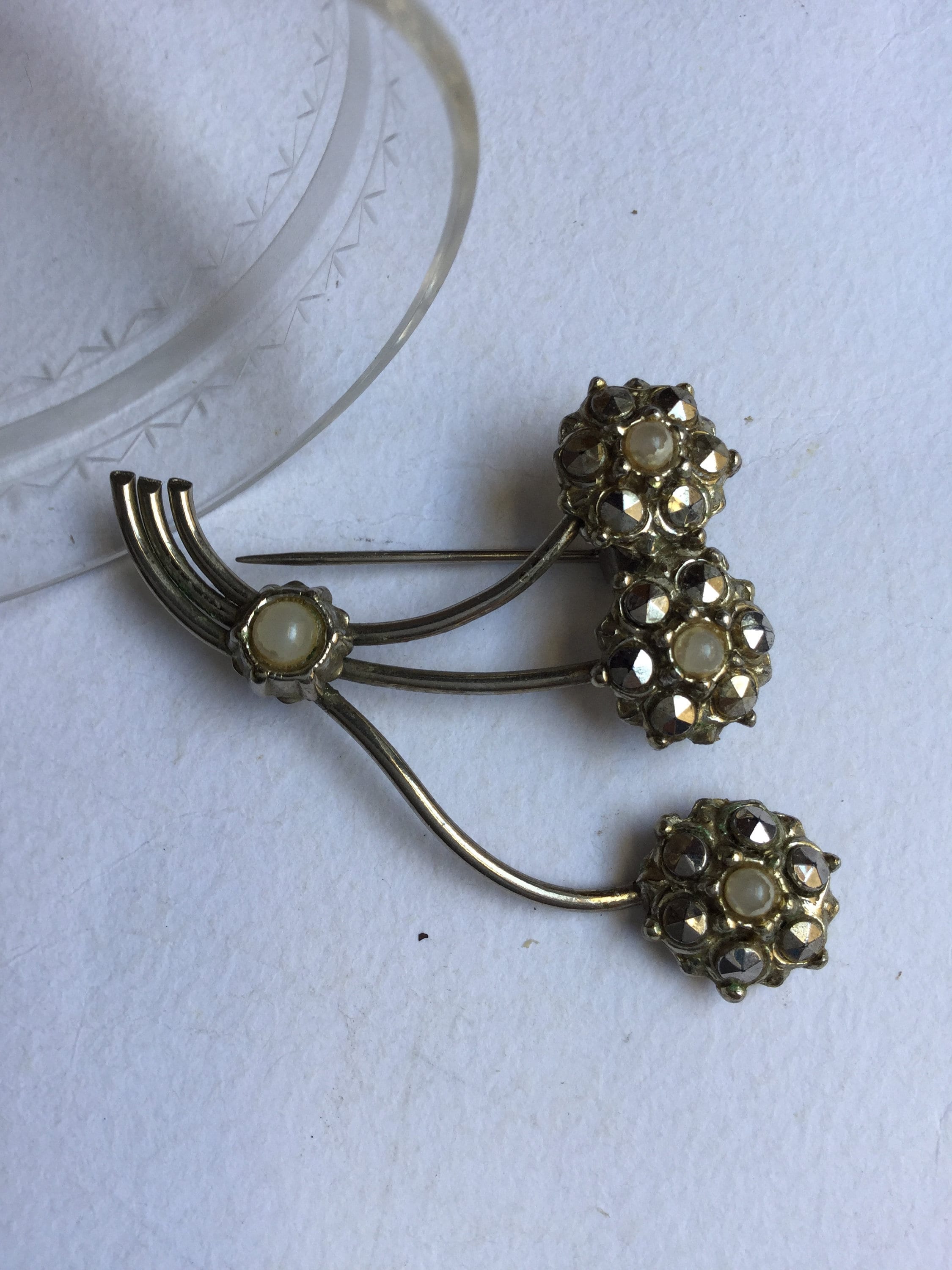 Magnifique Broche Vintage Argentée Avec Marcassites Et Perle Blanche - Bijou Ancien Fleuri - Sarah Cov