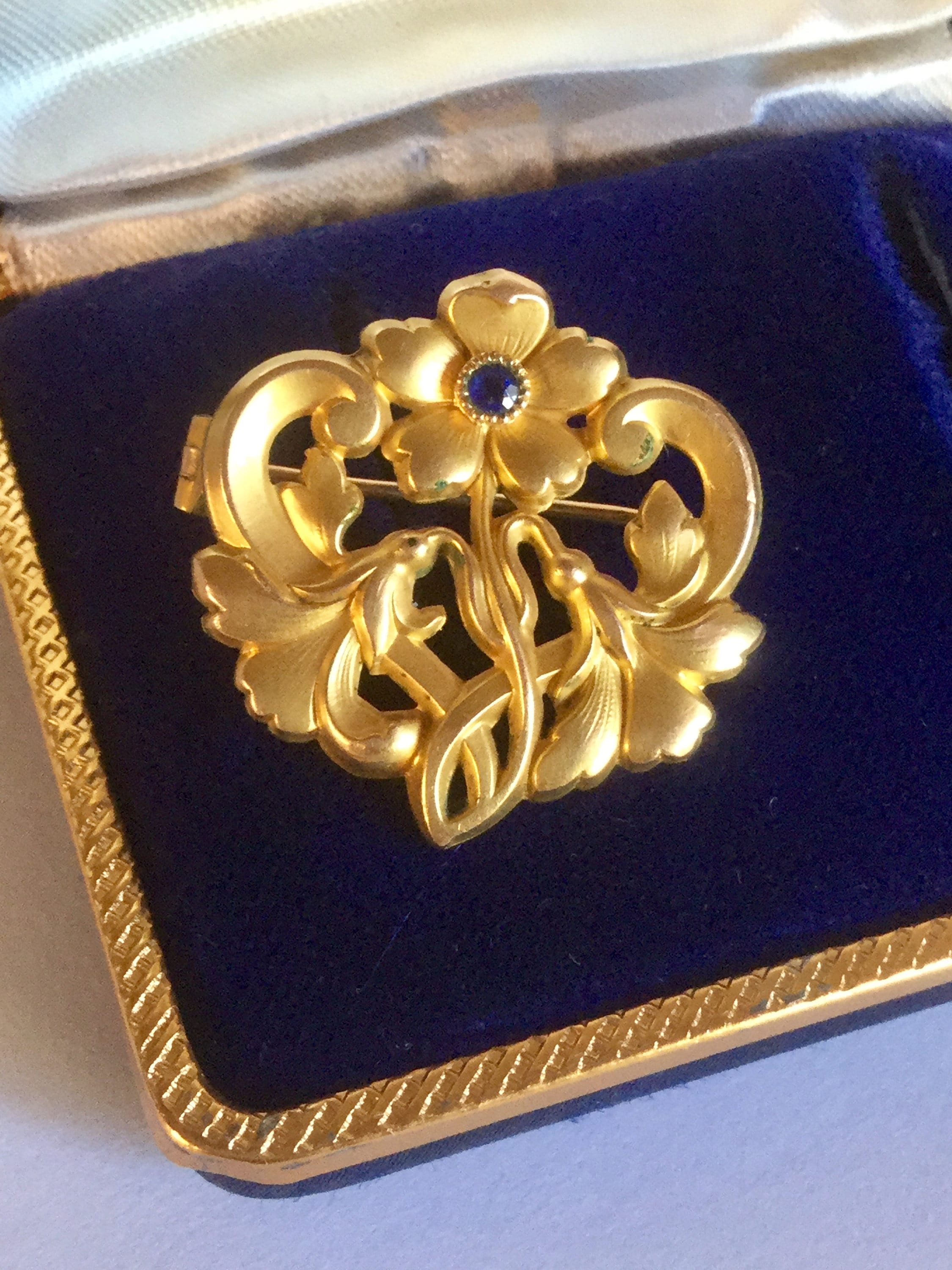 Broche Vintage Historicisme En Métal Doré - Motif Cœur Entouré De Fleurs - Occasion (k4)