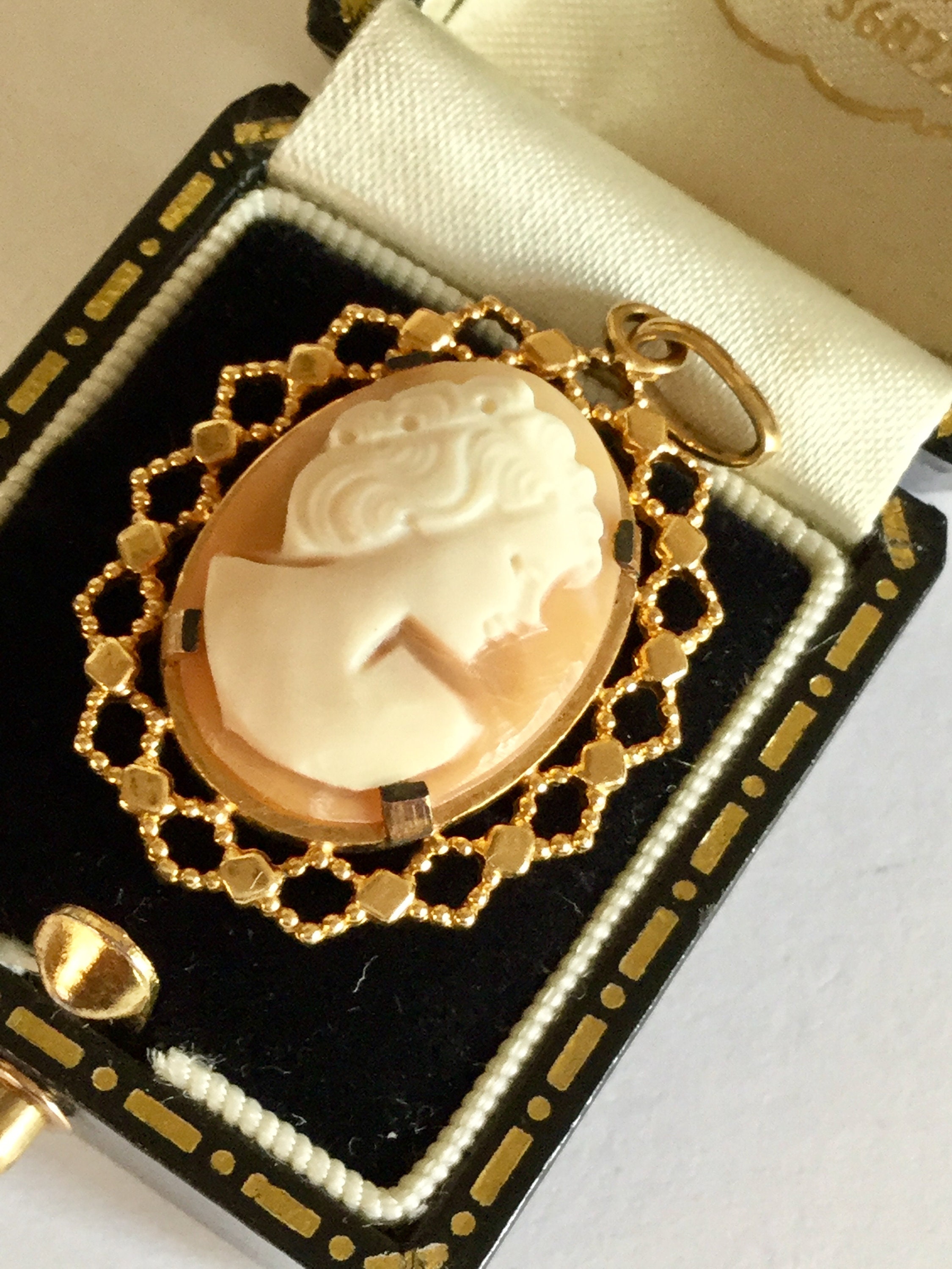 アンティーク　カメオペンダント アンティーク 50 年代 シルバー ギルト カメオ ペンダント - Etsy 日本