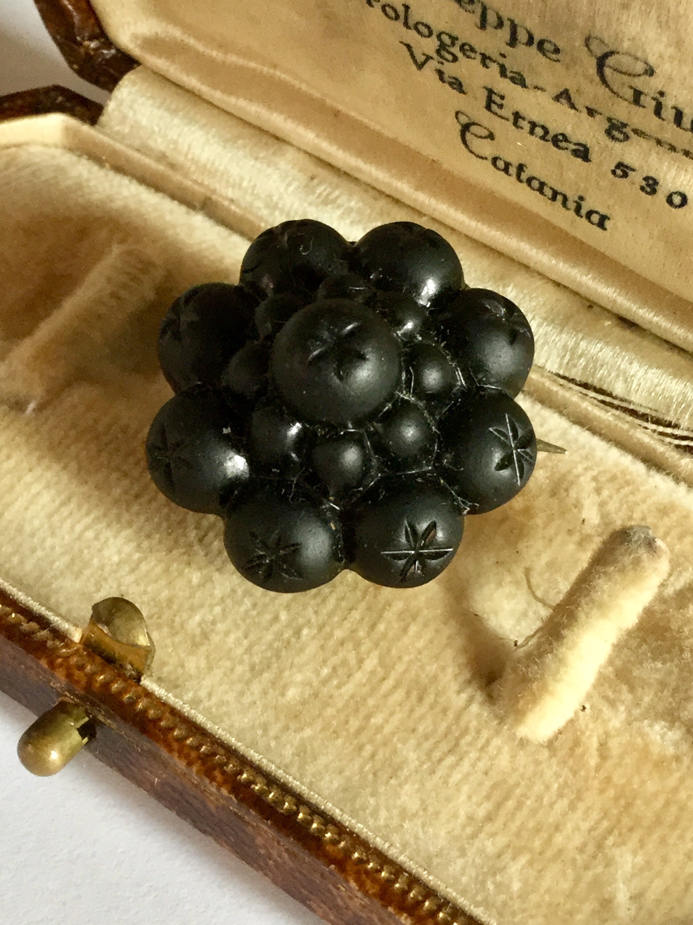 Broche De Deuil Ancienne En Bakélite Noire – Pavée Jais Français, Billettes Argentées