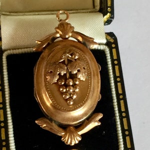 Antiques Victorian Mourning 9CT 9K Gold Grapes Photo Locket Pendant
