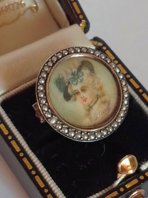 Broche Ancienne XIXe Siècle En Or Rose Et Argent - Portrait Miniature Grisaille Avec Perles Fines