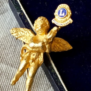 Antiques Commemorate Lions 1964 Forum Cherubs Brooch