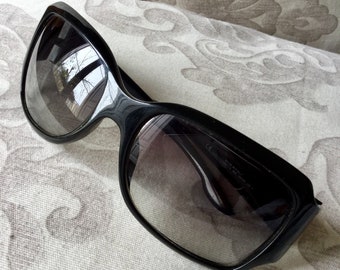 Gucci Classic Sunglasses. With Case. 100% Authentic Gucci Vintage Authentic Sunglasses With Case, Black Frame  main image 3