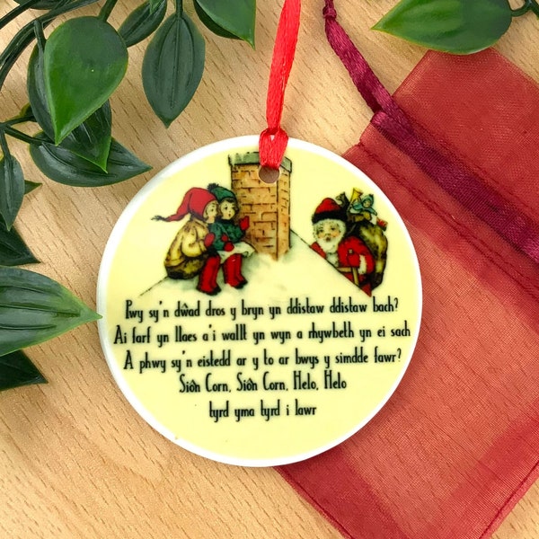 Addurn Coeden Nadolig ceramig 'Pwy sy'n dŵad dros y bryn' Welsh Christmas tree decoration.