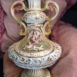 Grand vace ou calice décoratif peint et à motifs complexes