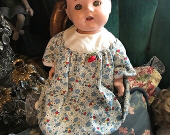 Adorable vintage doll in cute vintage dress, in very good condition, so charming!